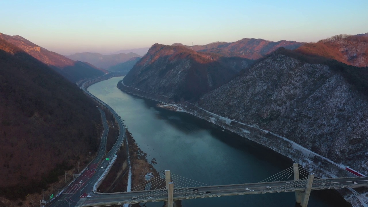 韩国江原道春川市北江江、江川和江全道桥的风景视频素材