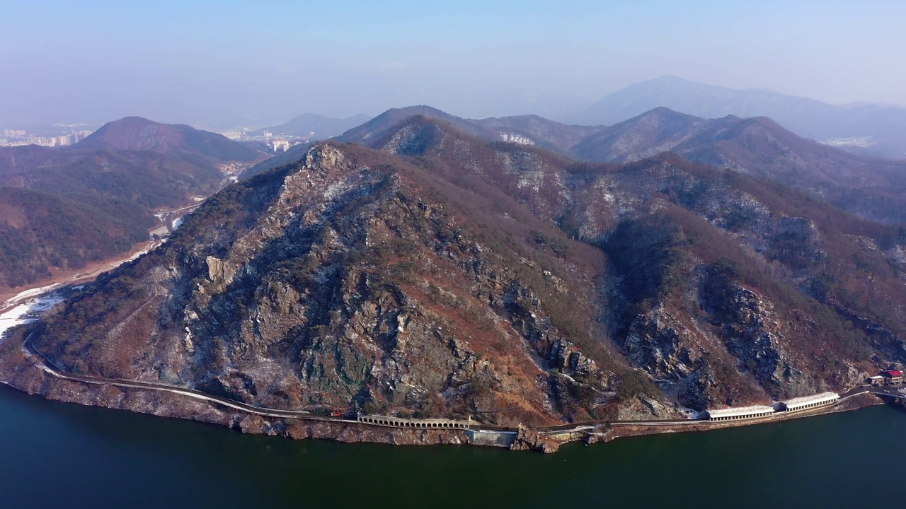 江原道春川市叶景春路和梦山的风景视频素材