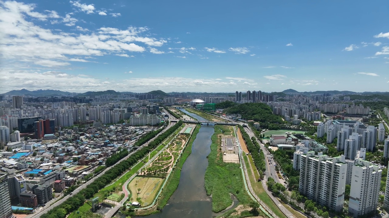 韩国首尔阳川区木洞冰场、木洞体育场和安阳川川公园周围的城市景观视频素材