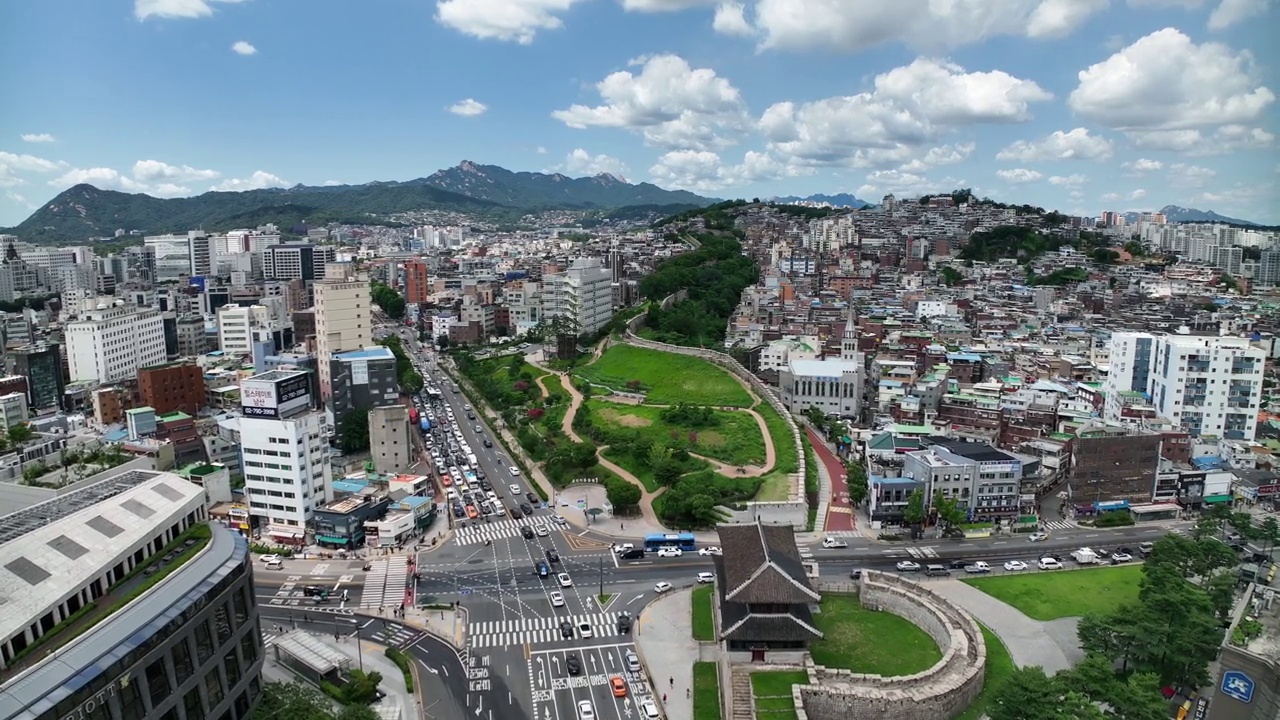 韩国首尔钟路区洛山公园周围的城市景观视频素材