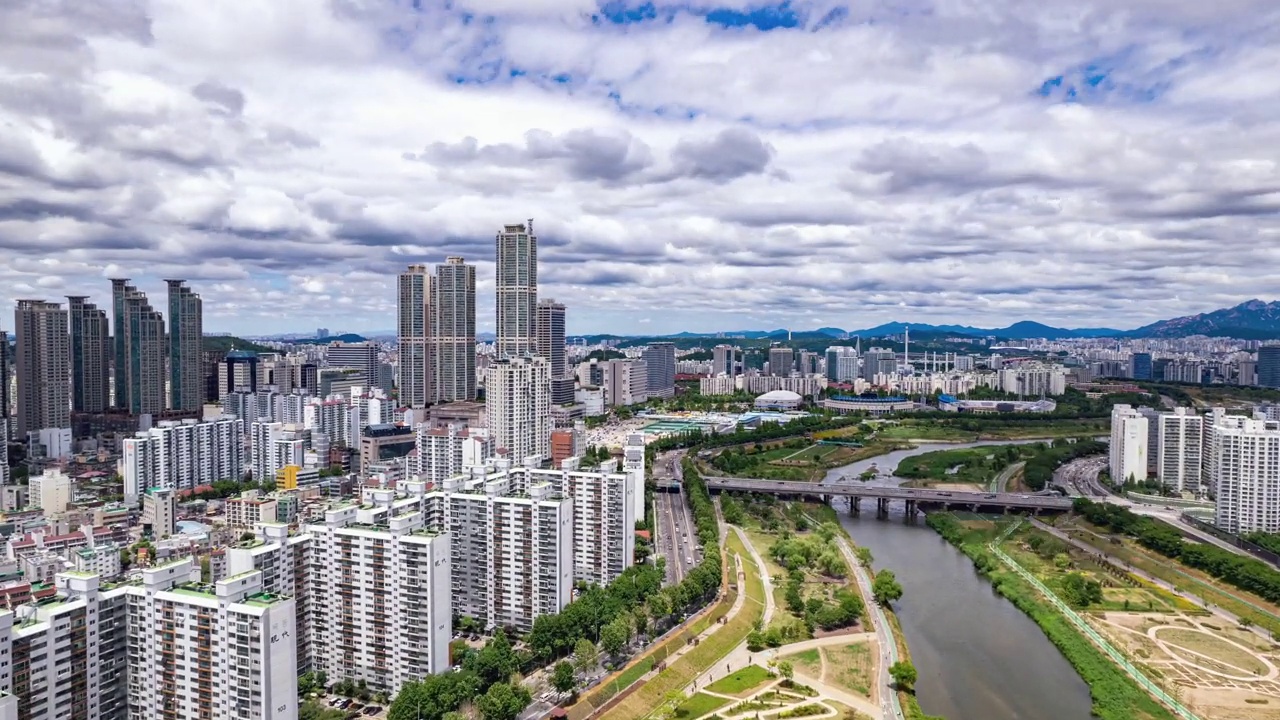 韩国首尔阳川区木洞冰场、木洞体育场和安阳川川公园周围的城市景观视频素材