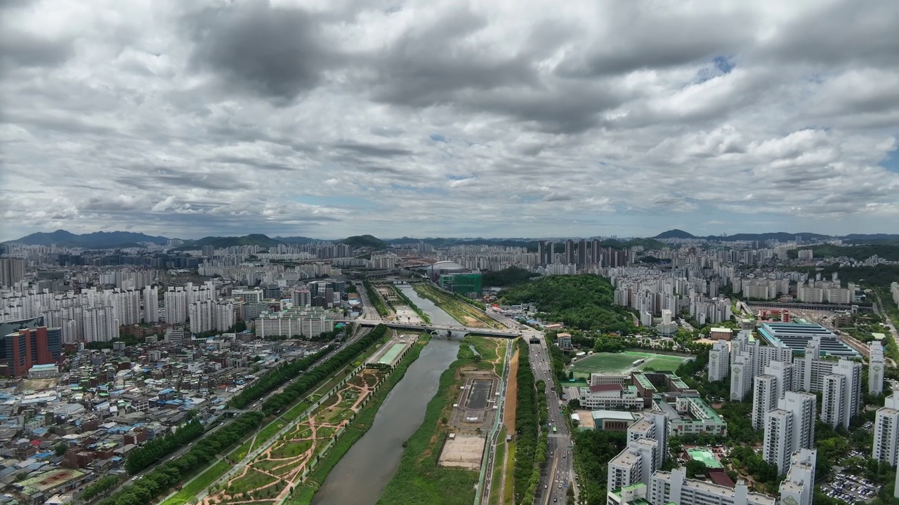 韩国首尔阳川区木洞安阳川公园、高尺天穹和高尺桥周围的城市景观视频素材