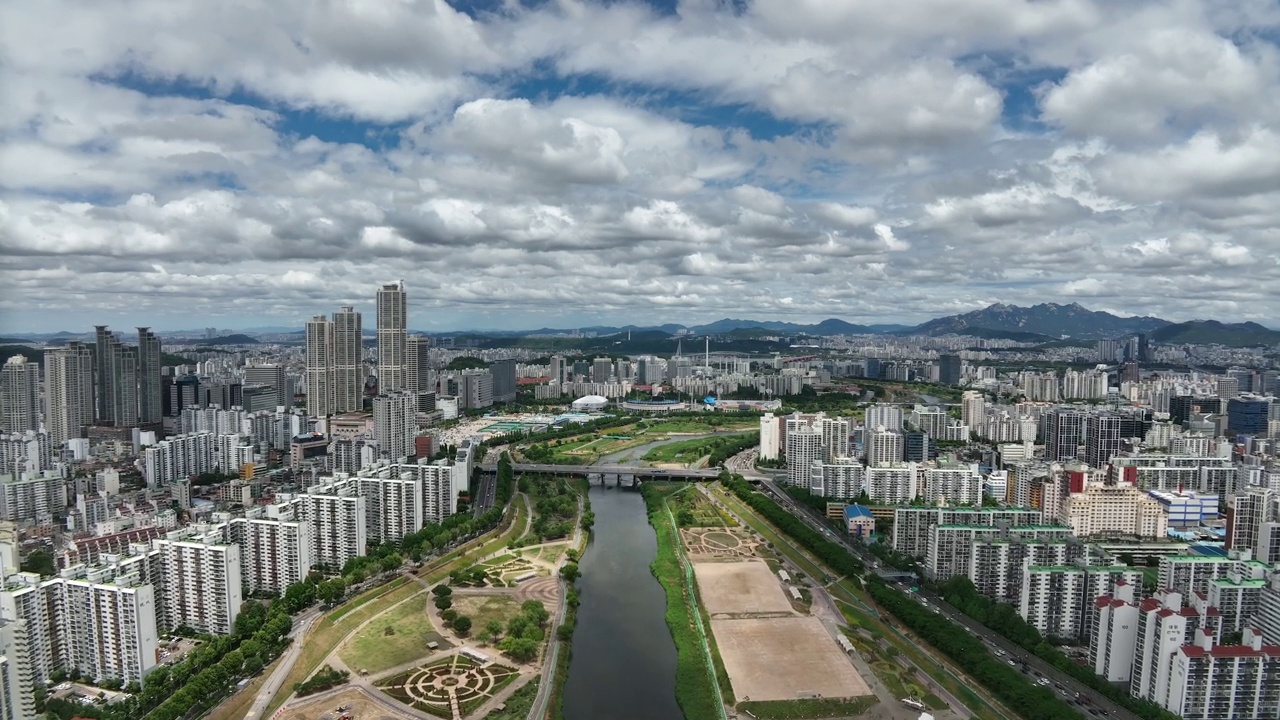 韩国首尔阳川区木洞新井桥和安阳川公园周围的城市景观视频素材