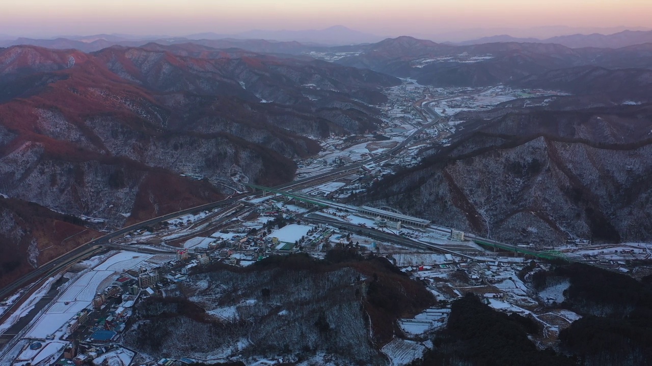 江原道春川市江善峰和江村站周围的风景视频素材