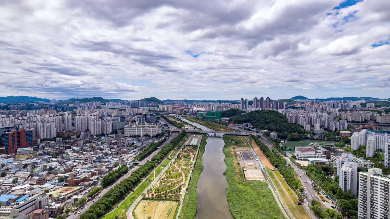 韩国首尔阳川区木洞冰场、木洞体育场和安阳川川公园周围的城市景观视频素材