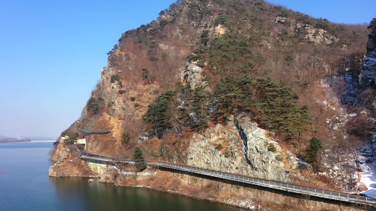 江原道春川市叶景春路和梦山的风景视频素材