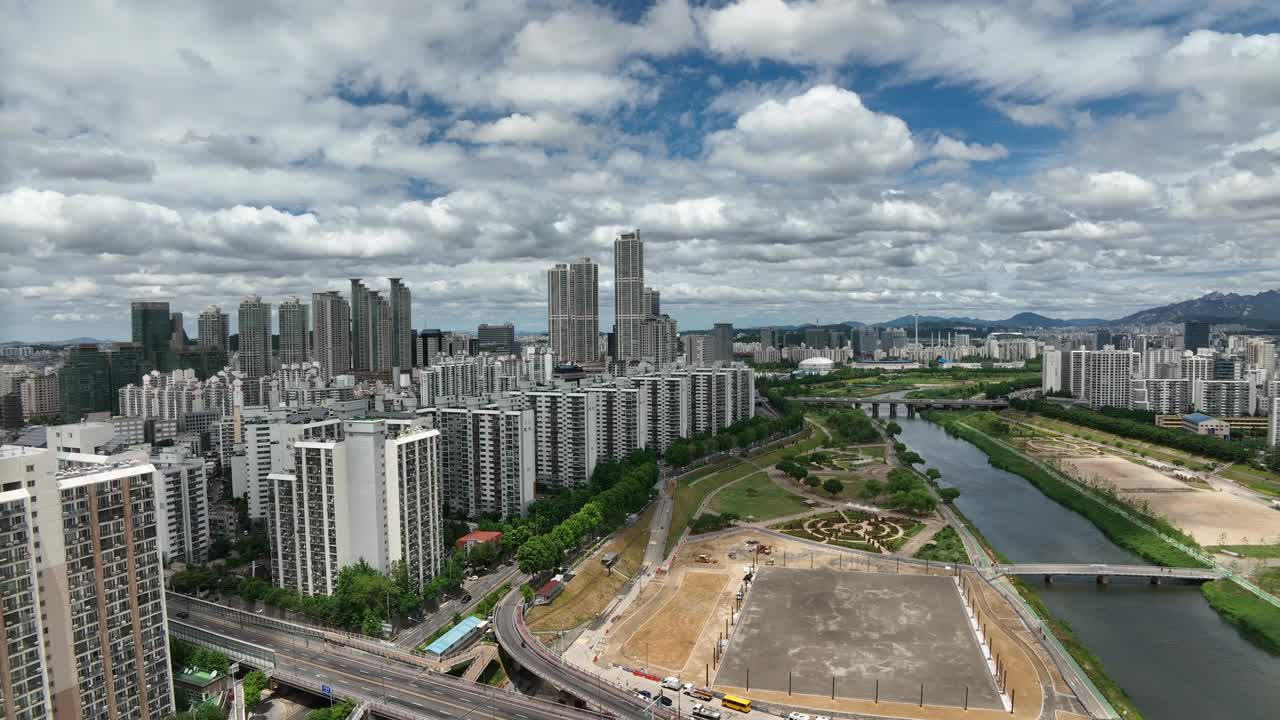 韩国首尔阳川区木洞新井桥和安阳川公园周围的城市景观视频素材