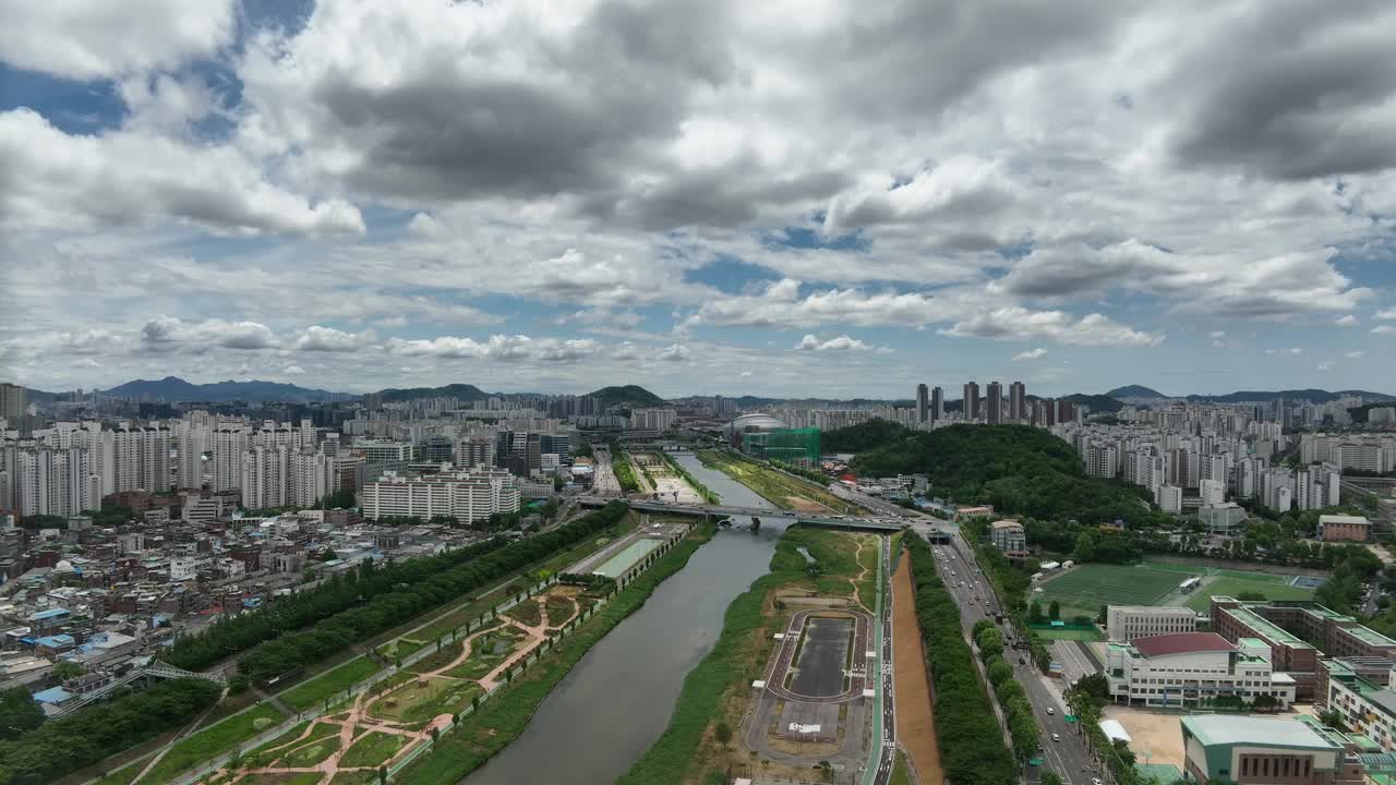 韩国首尔阳川区木洞安阳川公园、高尺天穹和高尺桥周围的城市景观视频素材