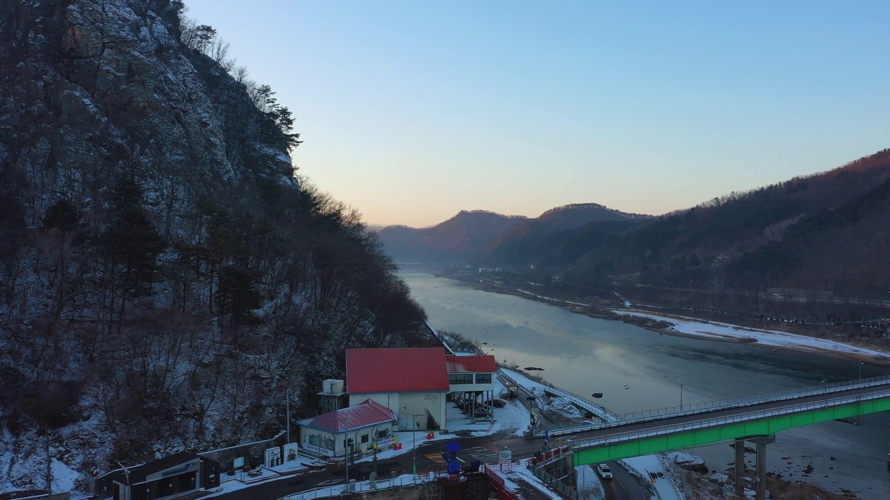 江原道春川市北江江周围的风景视频素材