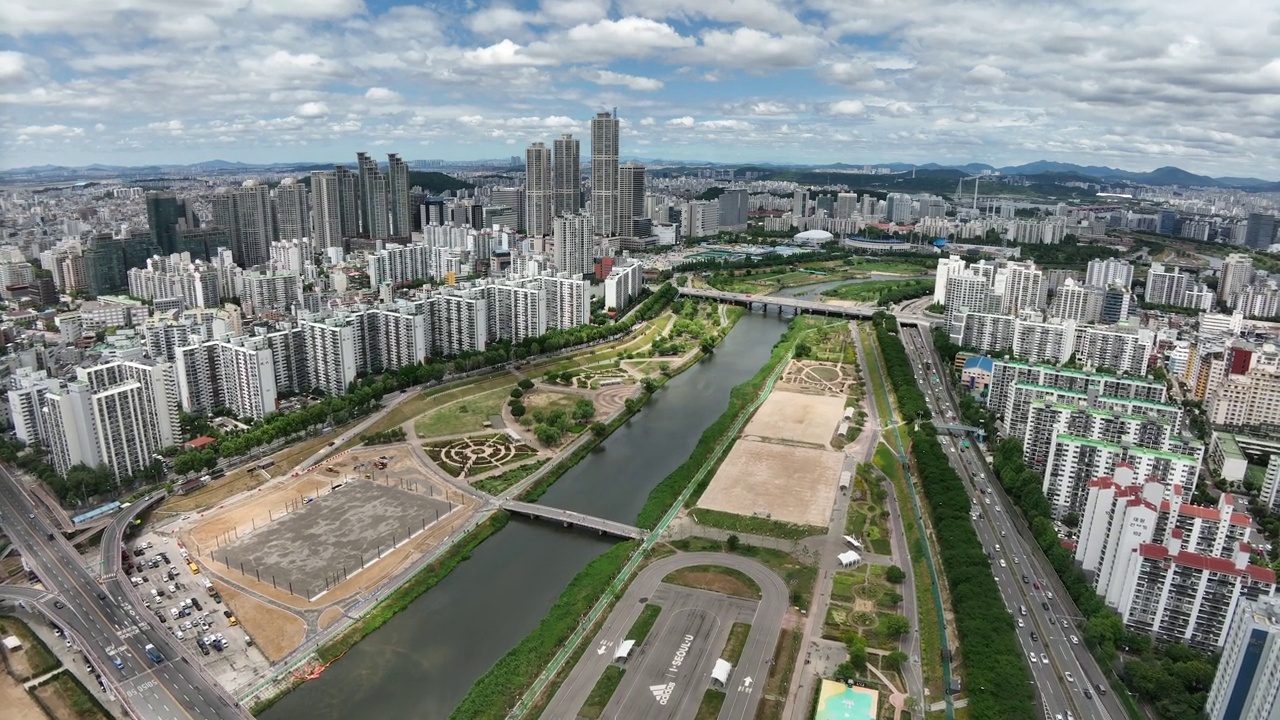 韩国首尔阳川区木洞安阳川公园、高尺天穹和高尺桥周围的城市景观视频素材