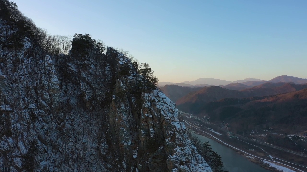 江原道春川市江善峰和北江江的风景视频素材