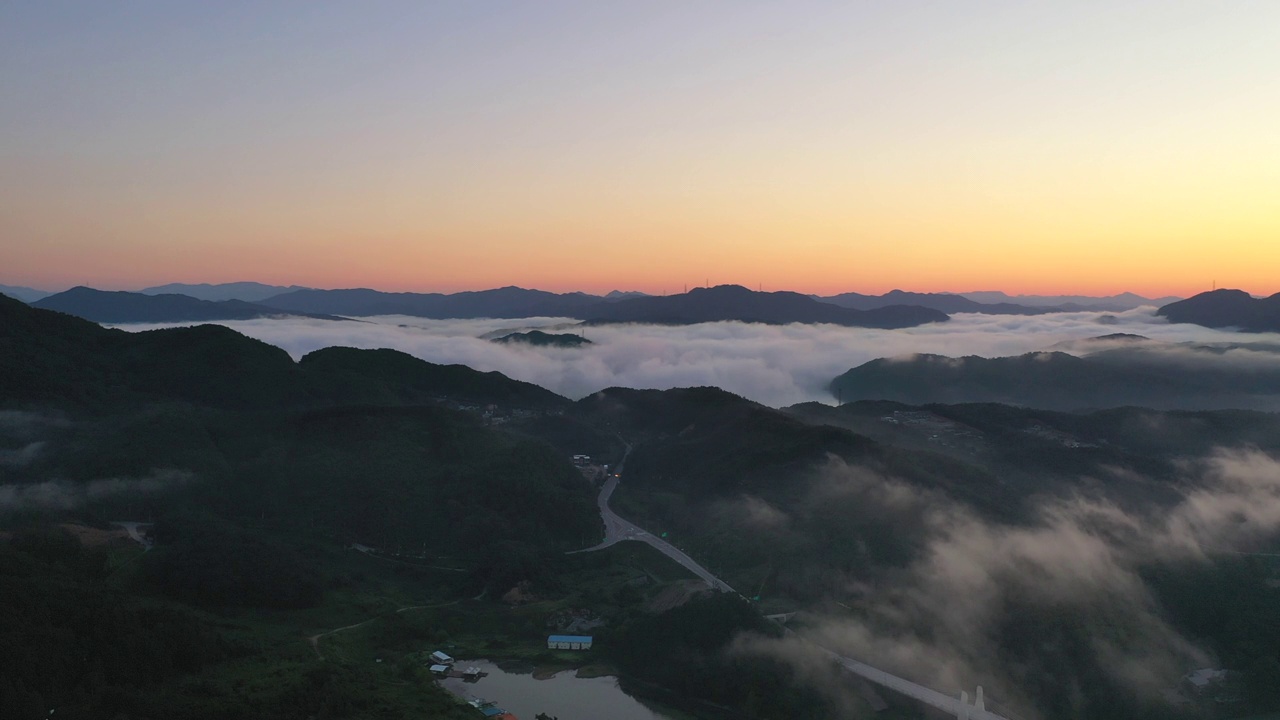 湖泊、加平大桥、日出和云海的自然风光/韩国京畿道加平郡视频素材