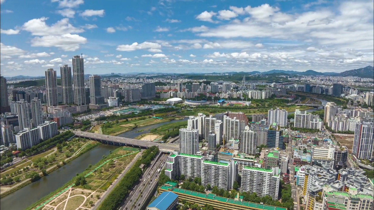 韩国首尔阳川区毛莱区和木洞区/永登浦区木洞冰场、木洞体育场和安阳川川公园周围的城市景观视频素材