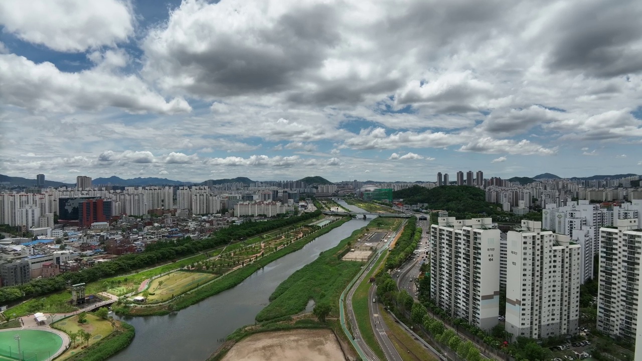 韩国首尔阳川区木洞安阳川公园、高尺天穹和高尺桥周围的城市景观视频素材