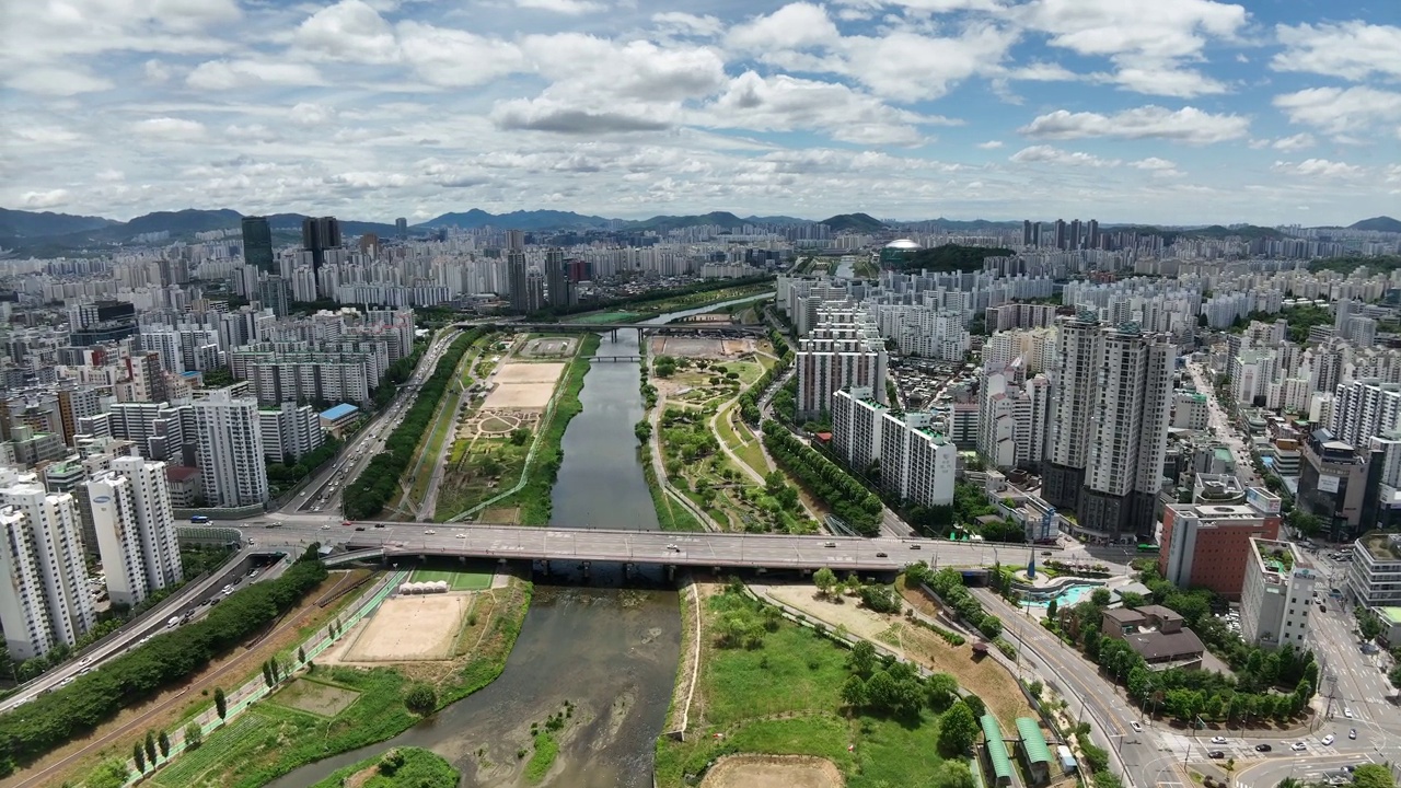 韩国首尔九老区阳川区，Anyangcheon Stream Park, Omokgyo桥和十字路口周围的城市景观视频素材