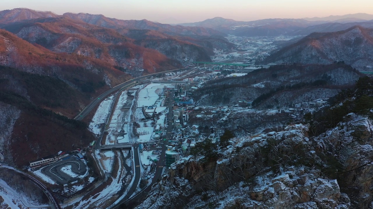 韩国江原道春川市江山峰和村庄的风景视频素材