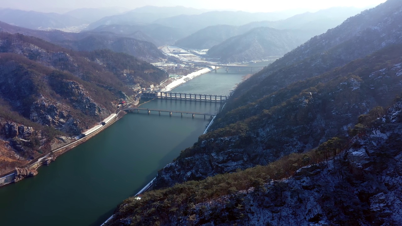 江原道春川市叶庆春路、北江江和逸岩坝的风景视频素材