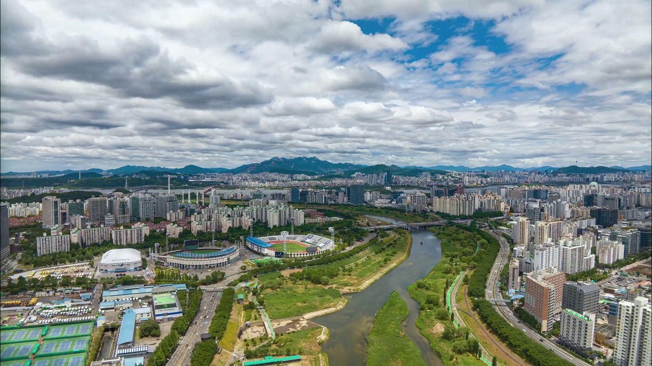 韩国首尔阳川区毛莱区和木洞区/永登浦区木洞冰场、木洞体育场和安阳川川公园周围的城市景观视频素材