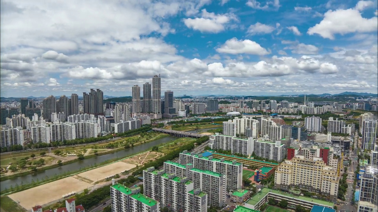 韩国首尔阳川区毛莱区和木洞区/永登浦区木洞冰场、木洞体育场和安阳川川公园周围的城市景观视频素材