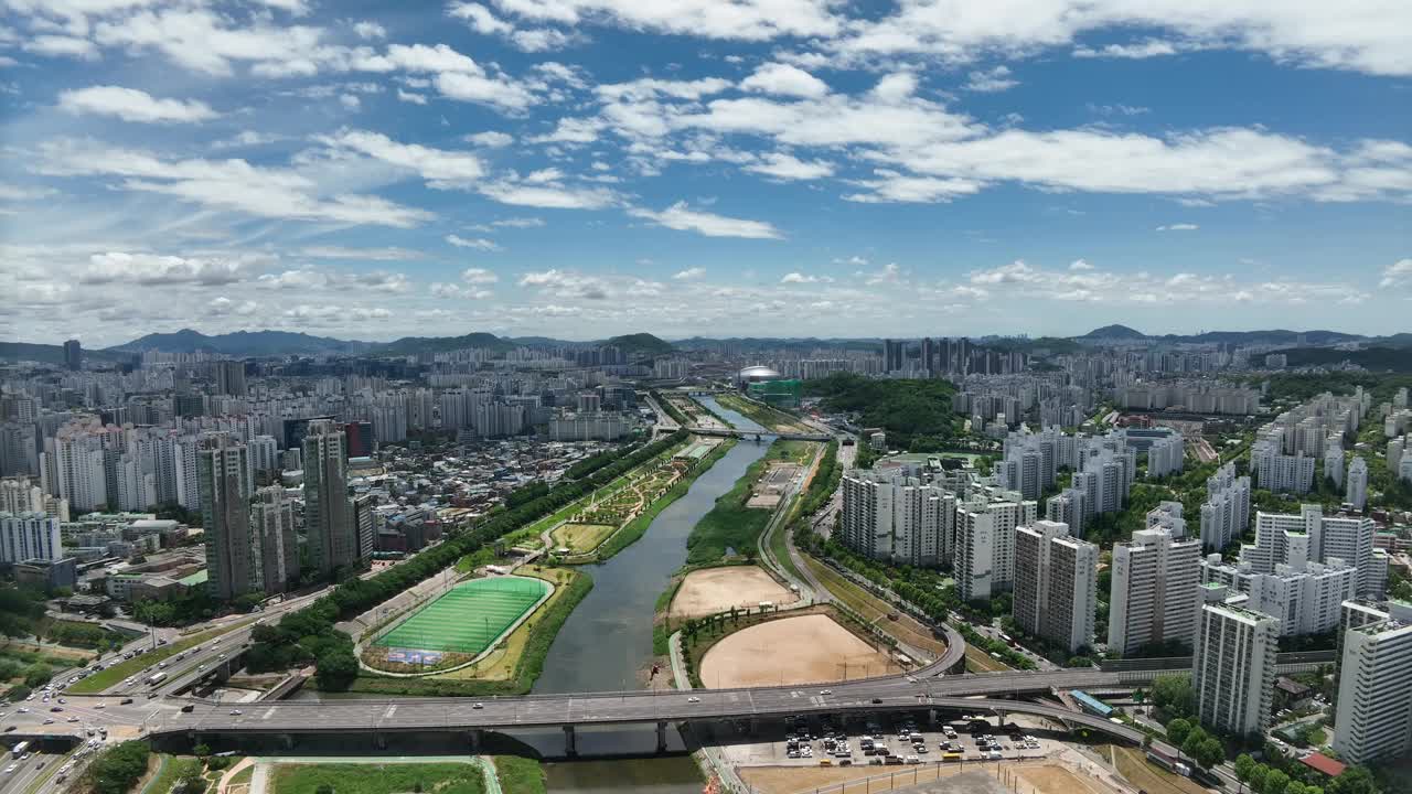 韩国首尔阳川区，新井桥十字路口和安阳川溪公园周围的道路视图视频素材