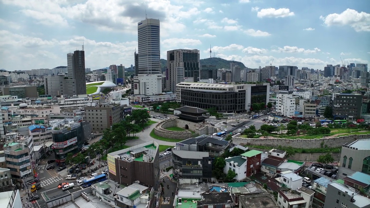 兴之门(东大门)周围的城市景观/首尔钟路区，韩国视频素材