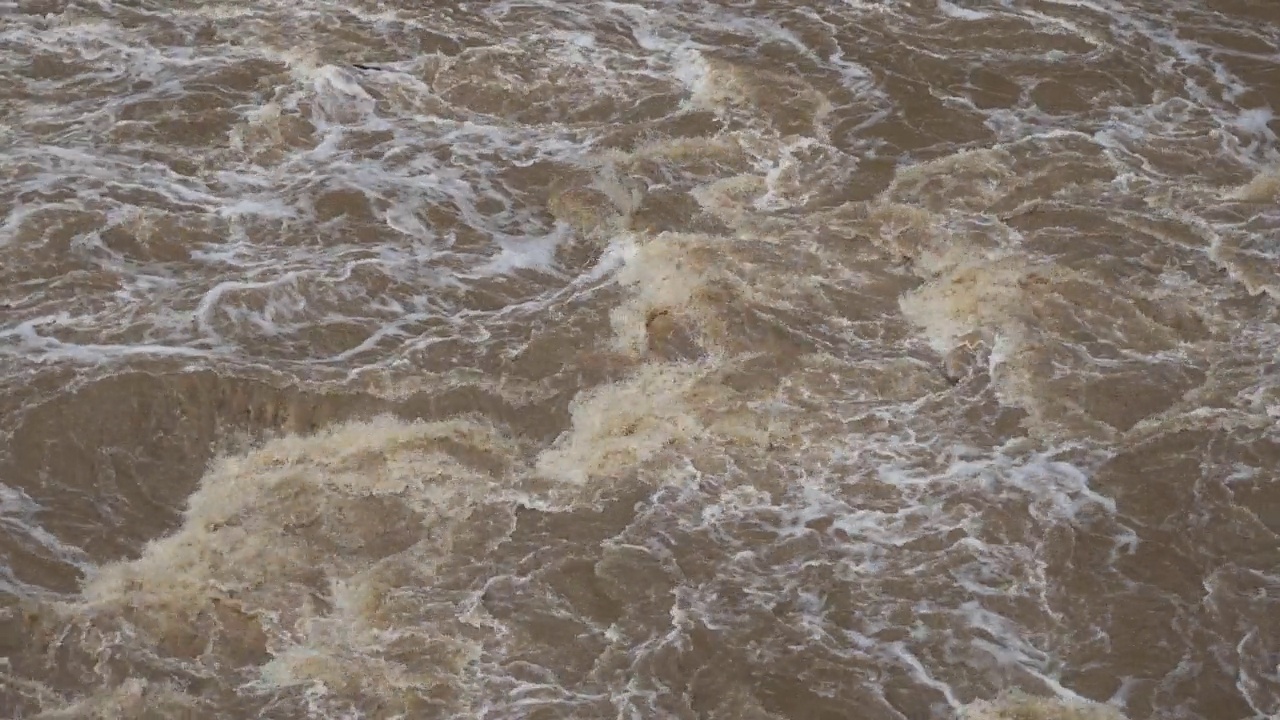 快速流动的洪水淡水河流视频素材