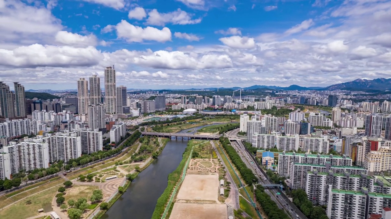 韩国首尔阳川区木洞冰场、木洞体育场和安阳川川公园周围的城市景观视频素材