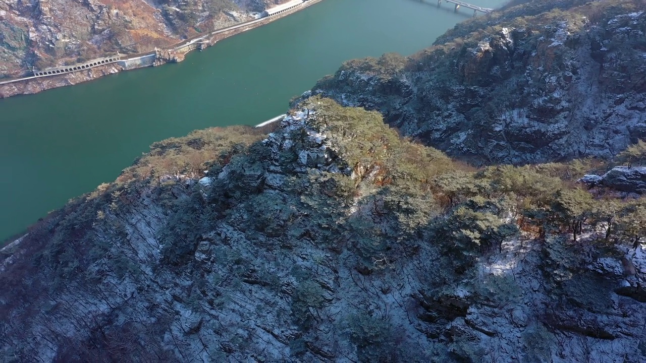 韩国江原道春川市沙马山和北江江周围的风景视频素材