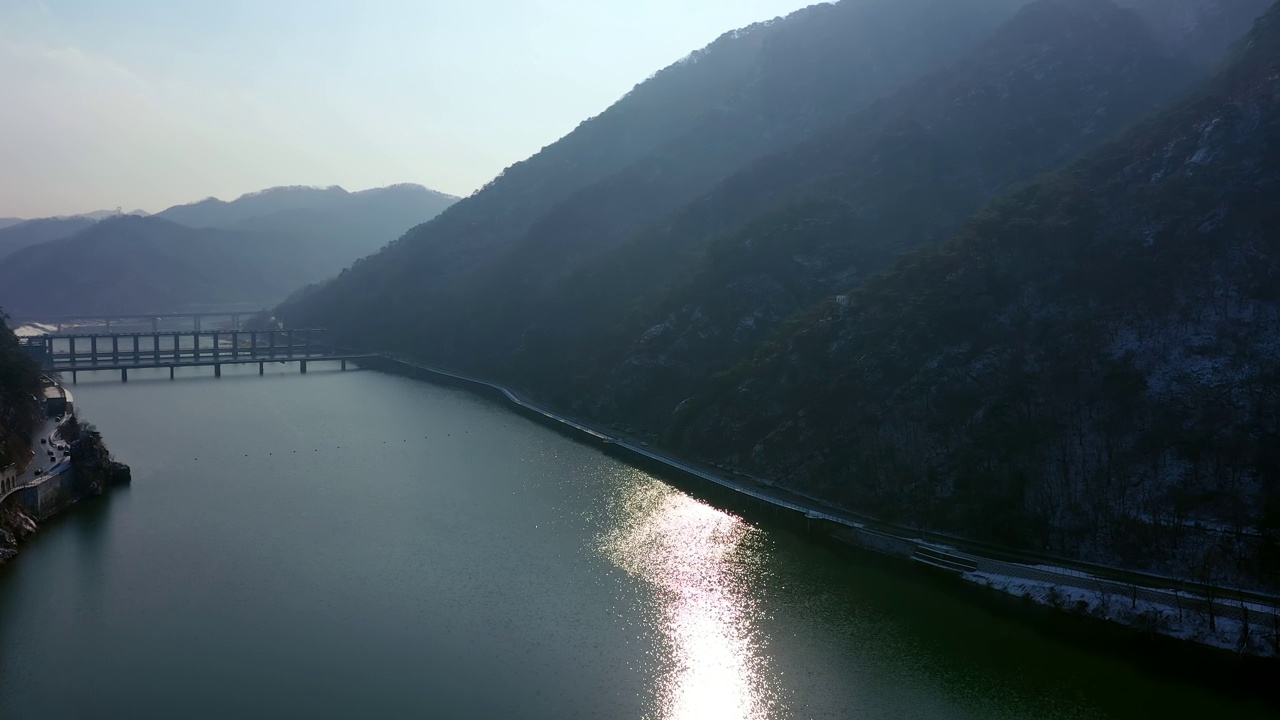 韩国江原道春川市沙马山和北江江周围的风景视频素材