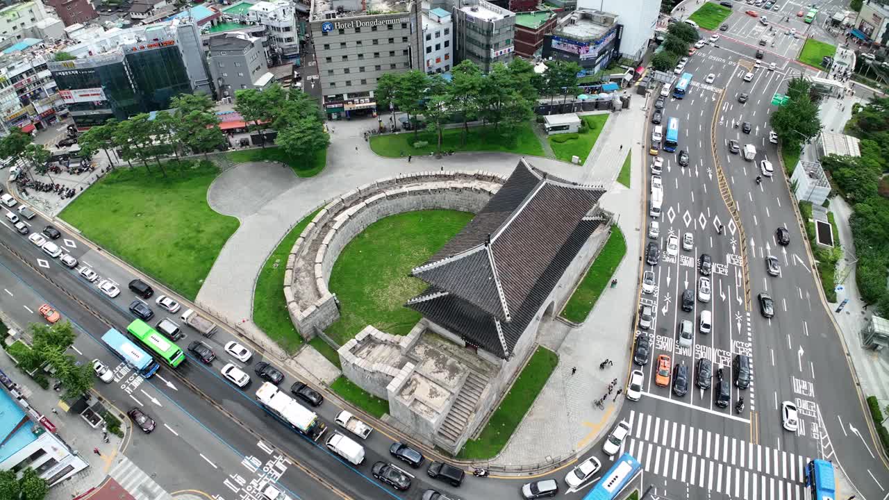 兴之门(东大门)周围的城市景观/首尔钟路区，韩国视频素材