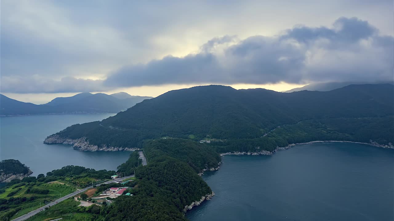 韩国庆尚南道巨济市盖罗山和大海的风景视频素材