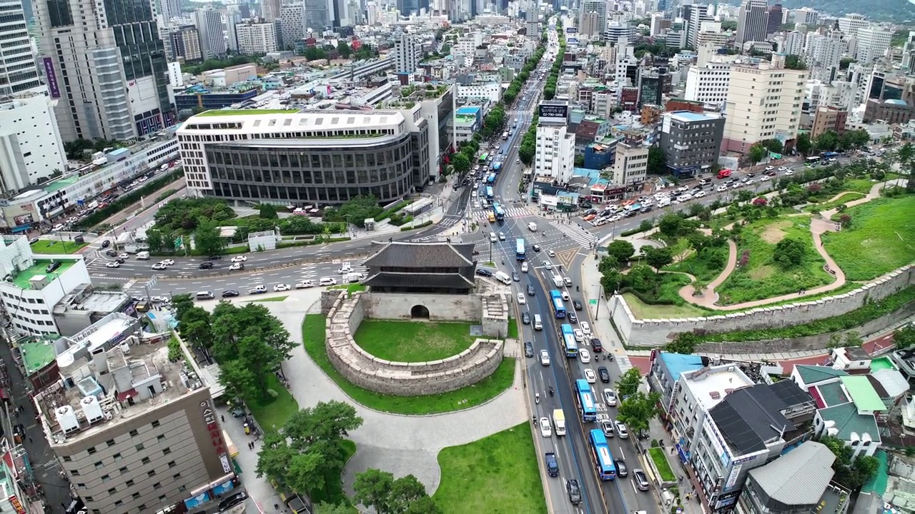 兴之门(东大门)周围的城市景观/首尔钟路区，韩国视频素材