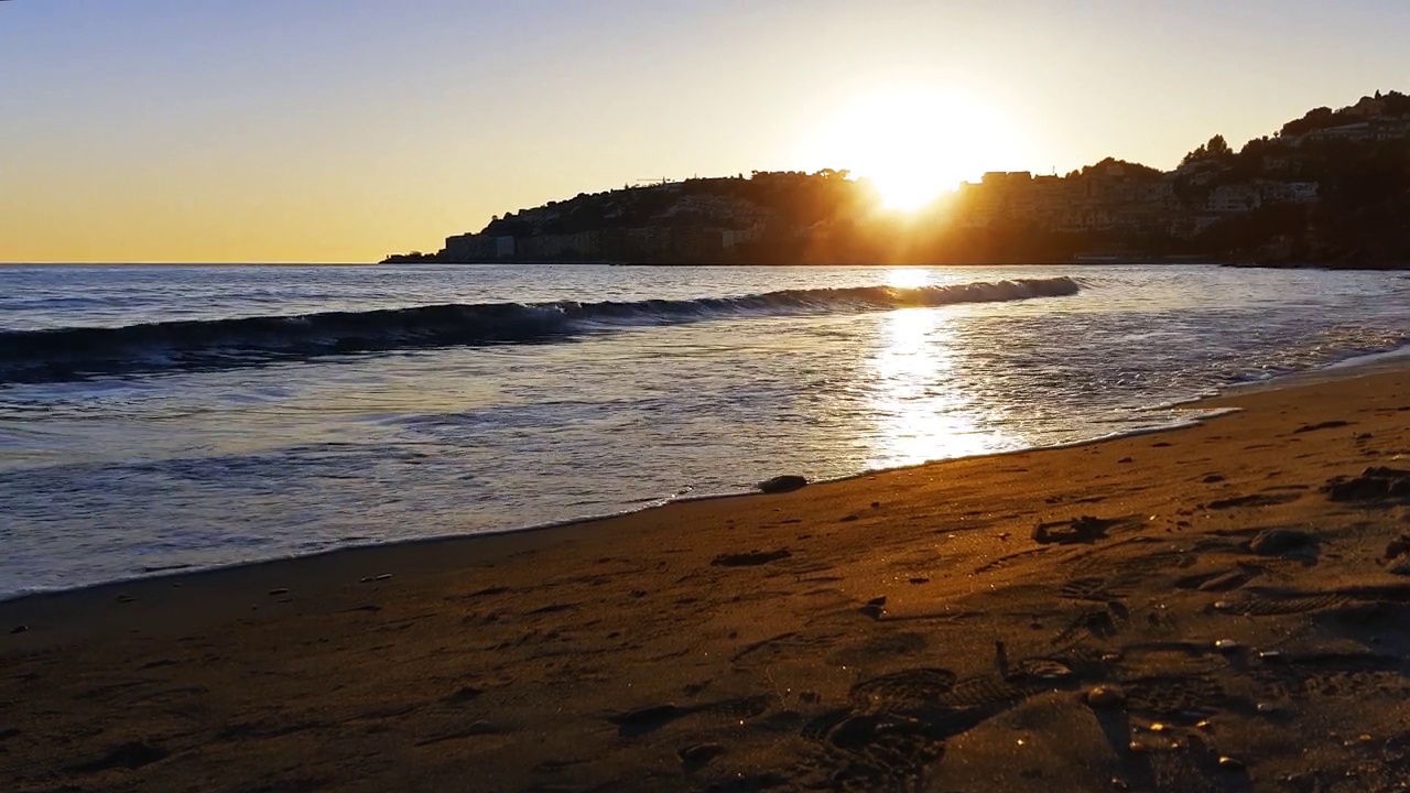 Vibrant sunset with orange and yellow colors. Sunset at Calabajío beach in Almuñécar. Granada视频下载