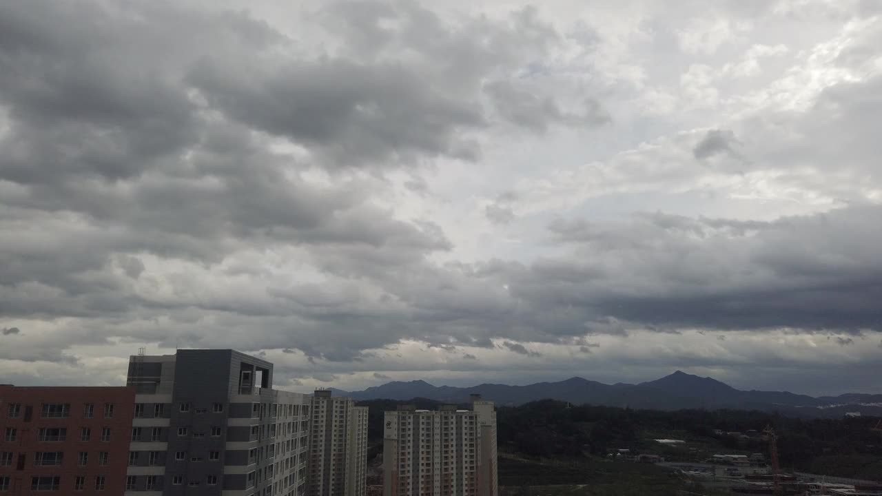 韩国京畿道南杨州市大山洞地区的公寓大楼上空正在飘过暴风云视频素材