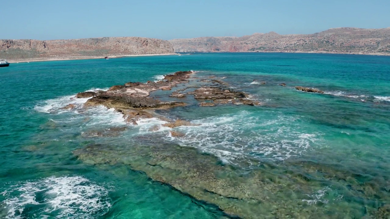 海浪背景打破海水岩石海岸波涛汹涌的海水蓝绿色的水梯度泡沫，视频素材