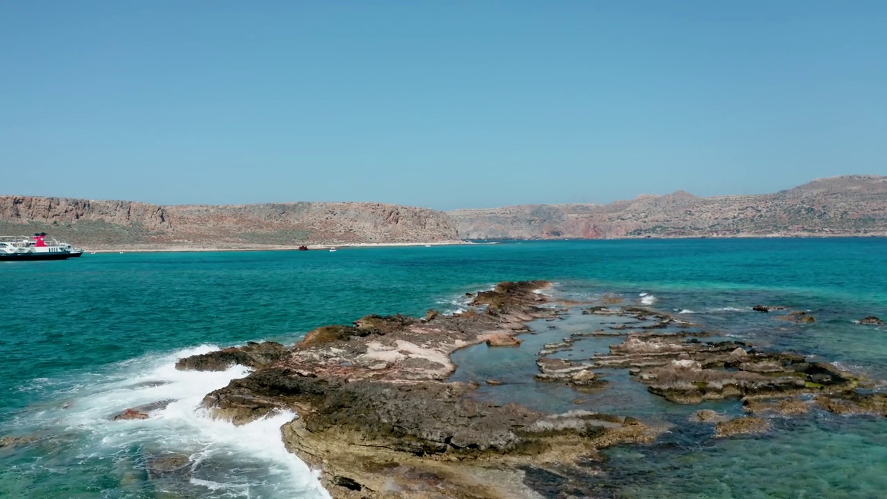 海浪背景打破海水岩石海岸波涛汹涌的海水蓝绿色的水梯度泡沫，视频素材