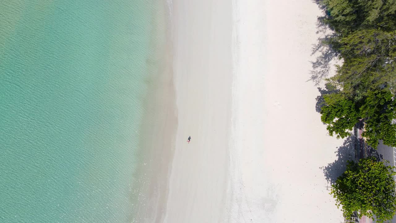 自上而下的海浪航拍视频美丽的特写拍摄海滩和海水在海浪上的沙滩在日落时间(俯视图)自然和旅游概念视频视频素材