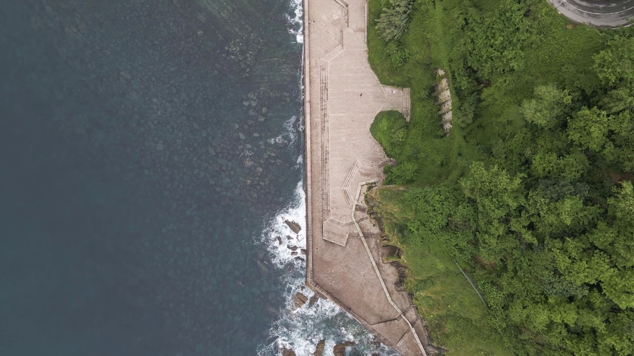 沿着西班牙圣塞巴斯蒂安多诺斯蒂亚海岸的海岸线鸟瞰图。视频素材