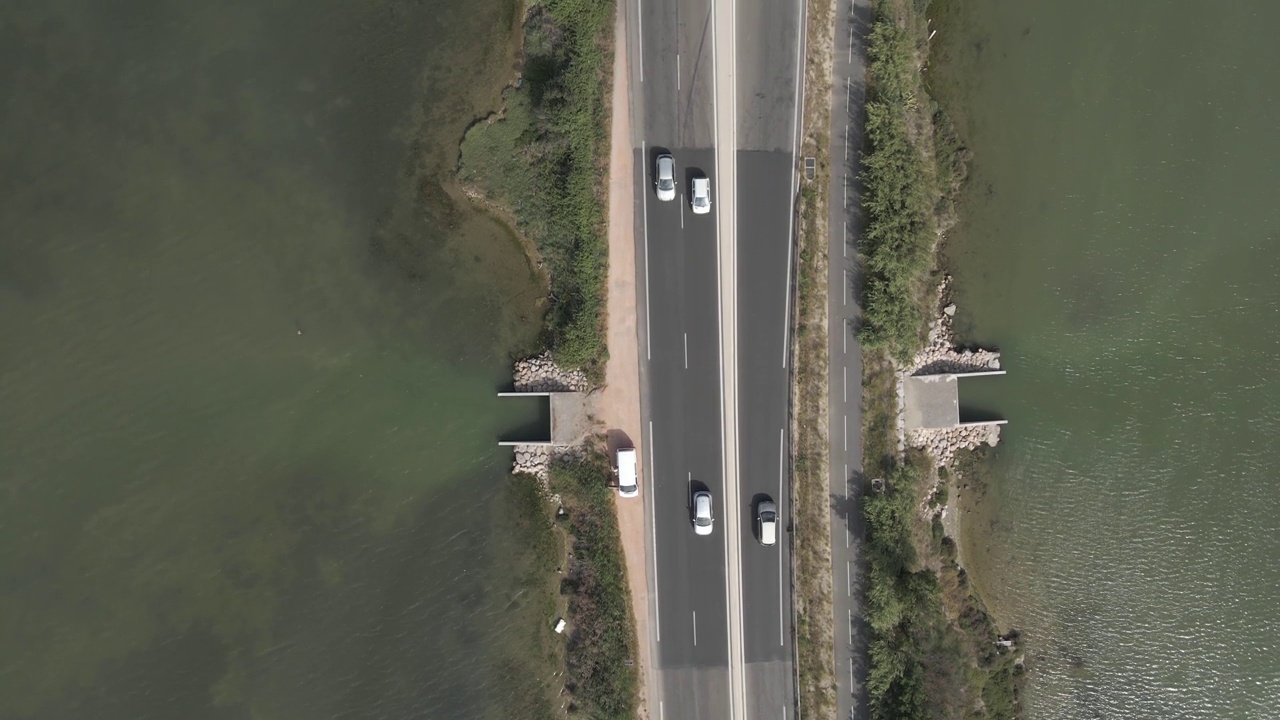 鸟瞰图的道路穿过湖杜格雷，欧舒丹，法国。视频素材