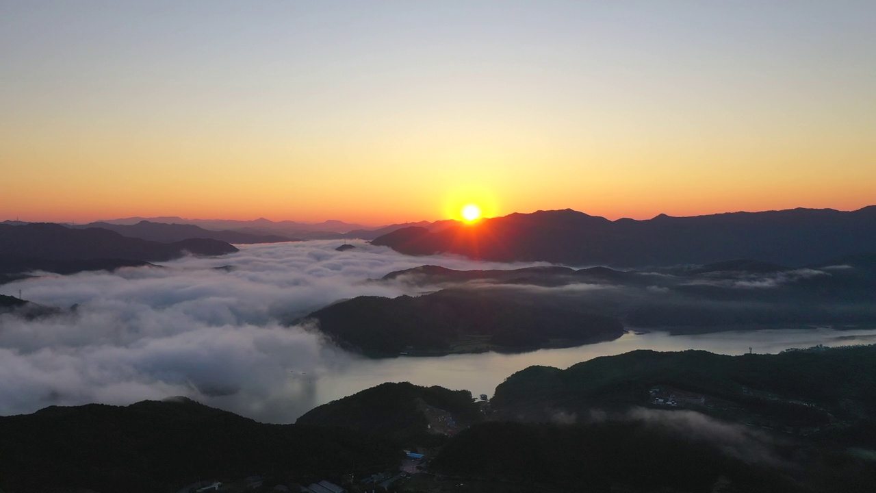 湖、日出、云海的自然风光/韩国京畿道加平郡视频素材