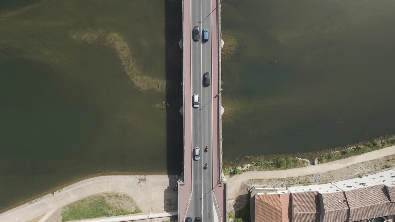 鸟瞰图的道路穿过湖杜格雷，欧舒丹，法国。视频素材