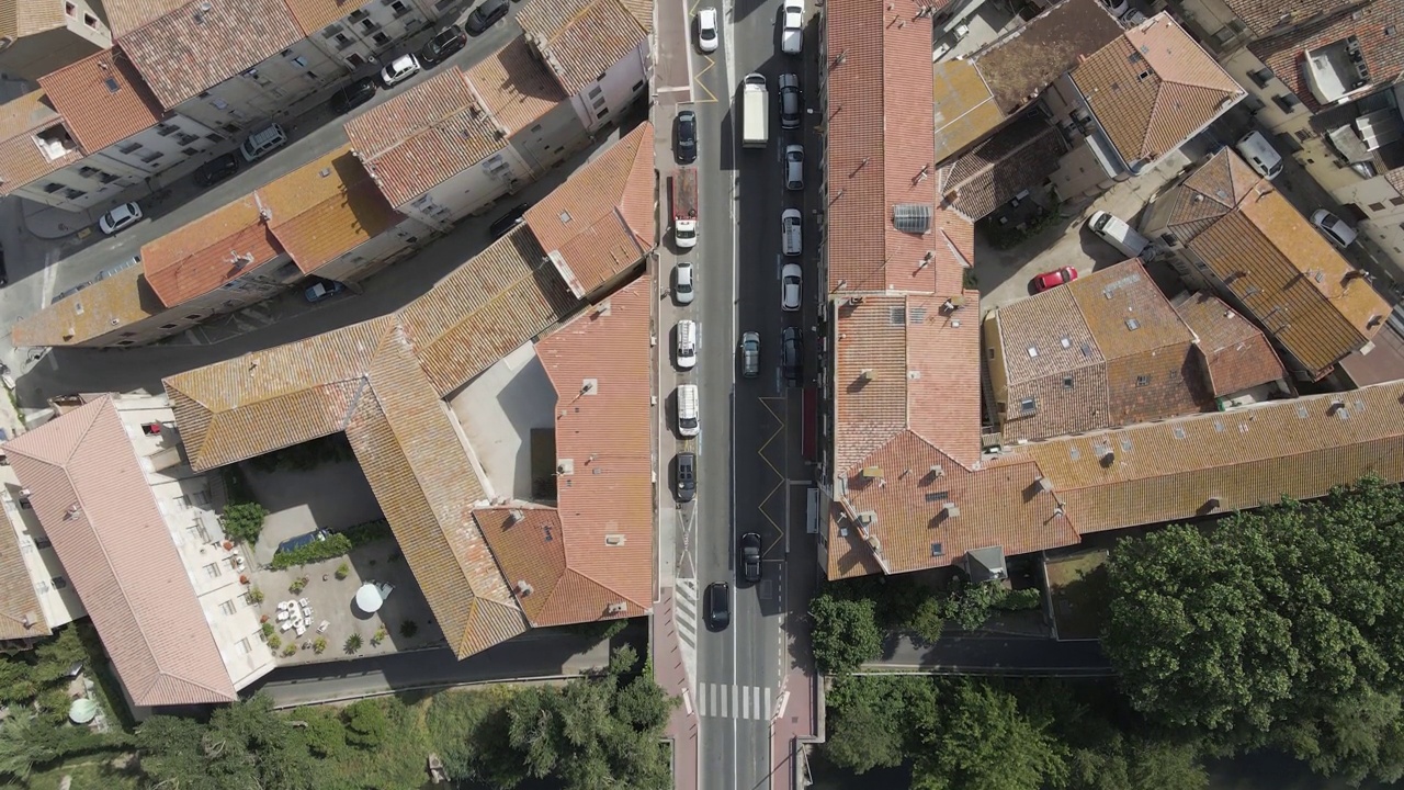 鸟瞰图的道路穿过湖杜格雷，欧舒丹，法国。视频素材