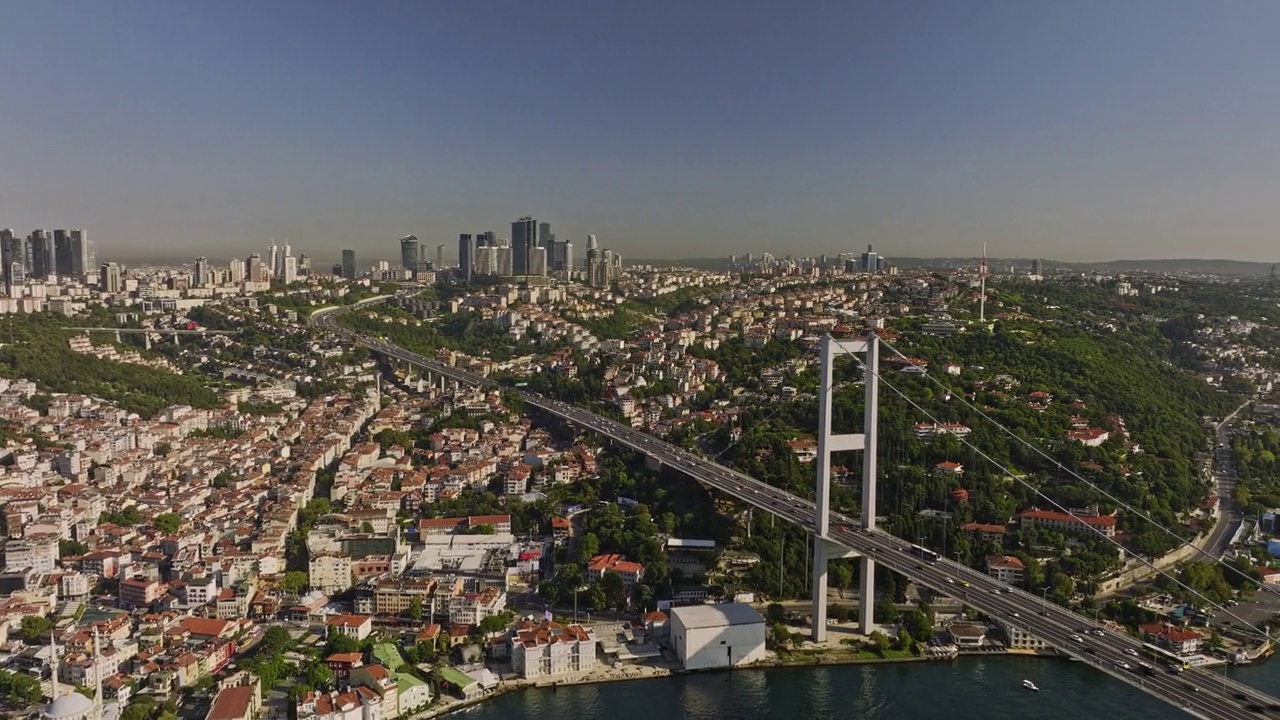 Istanbul Turkey Aerial v62 panoramic panning view drone flyover martyrs bridge capturing urban cityscape of beşiktaş on the european shore on a sunny day - Shot with Mavic 3 Cine - July 2022视频素材