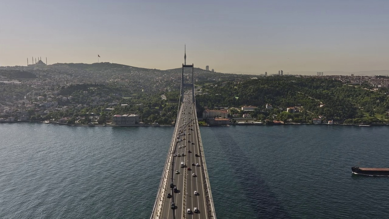 Istanbul Turkey Aerial v70 flyover straight above martyrs bridge spanning bosphorus strait, dramatic fly through the tower capturing traffic and üsküdar cityscape - Shot with Mavic 3 Cine - July 2022视频素材