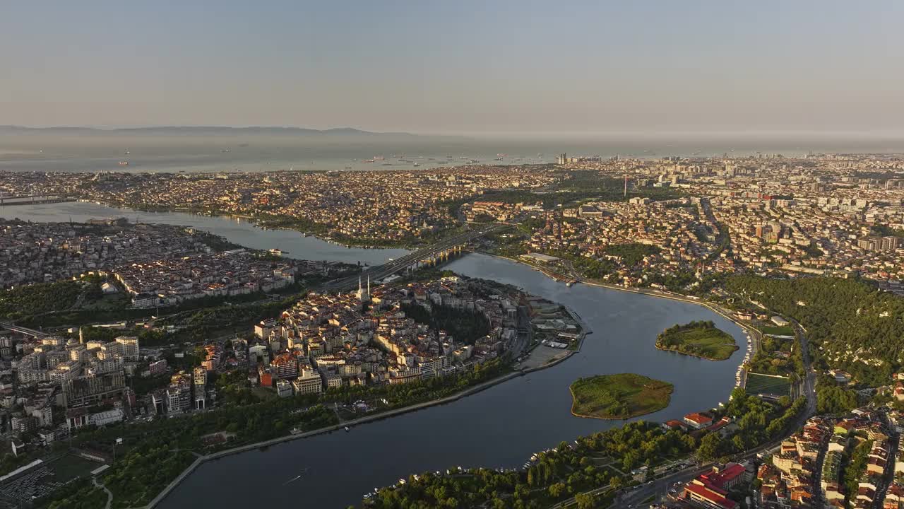 Istanbul Turkey Aerial v36 flyover beyoğlu towards eyüpsultan capturing busy traffic on haliç bridge across golden horn and vast expanse of marmara sea at sunrise - Shot with Mavic 3 Cine - July 2022视频素材