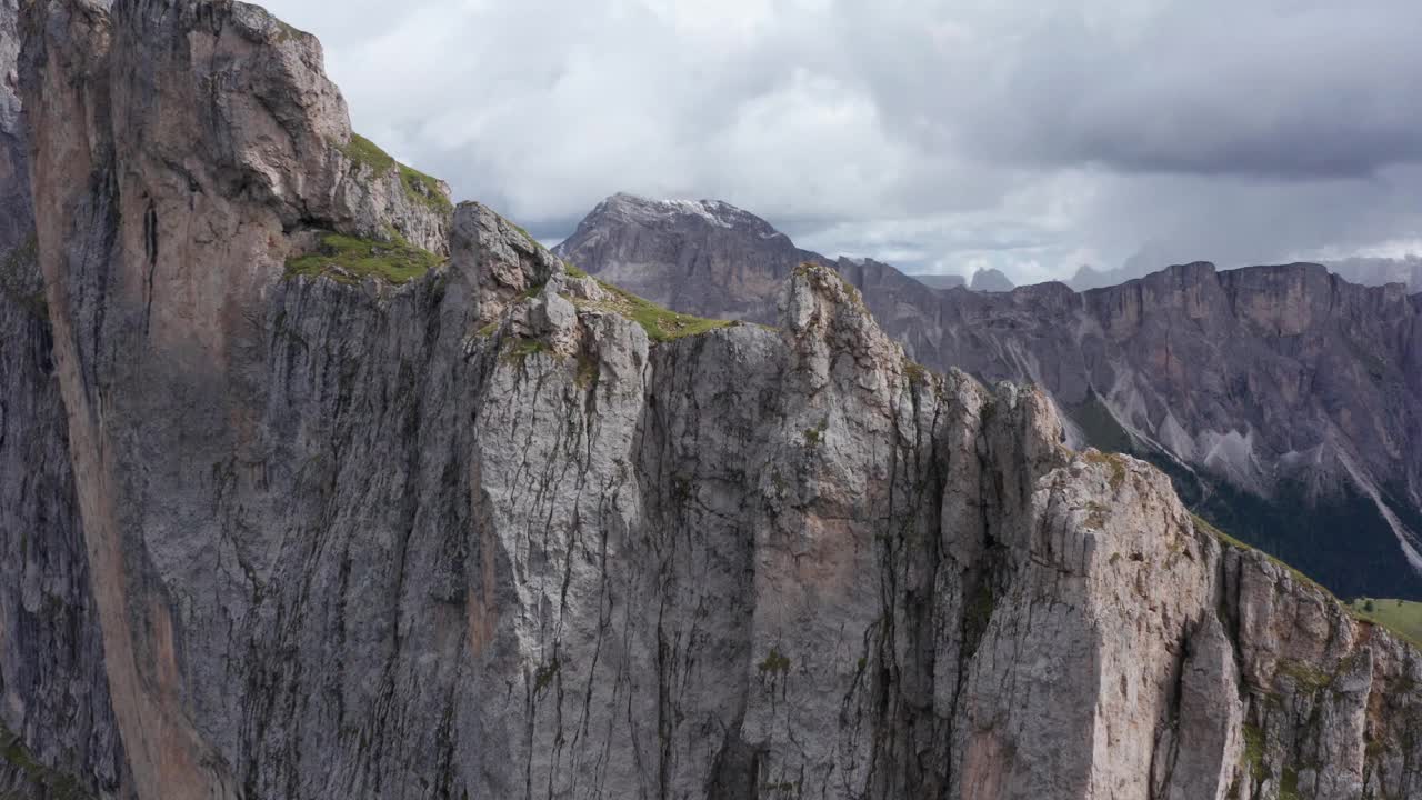 在白云石山脉的分离山脊上显示出暴雨，近距离鸟瞰图视频素材