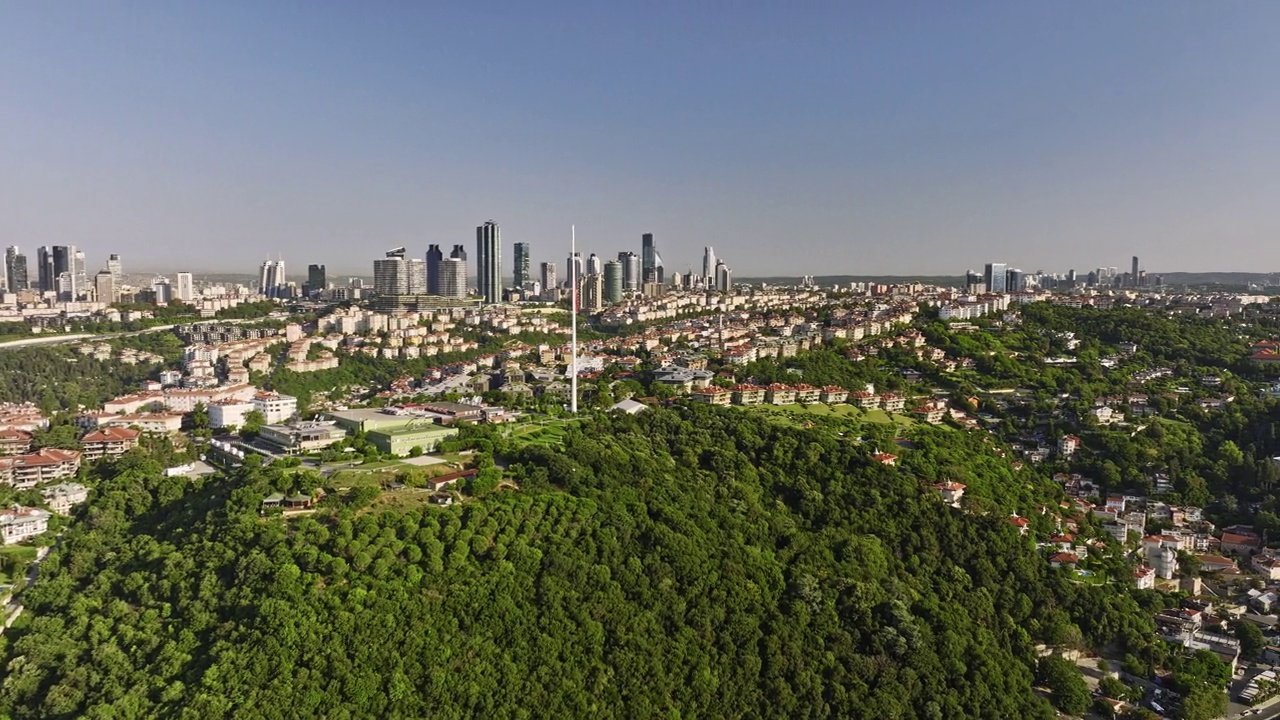 Istanbul Turkey Aerial v52 flyover kuruçeşme neighborhood capturing halide hanim grove and downtown cityscape, panning reveals bosphorus strait in the morning - Shot with Mavic 3 Cine - July 2022视频素材