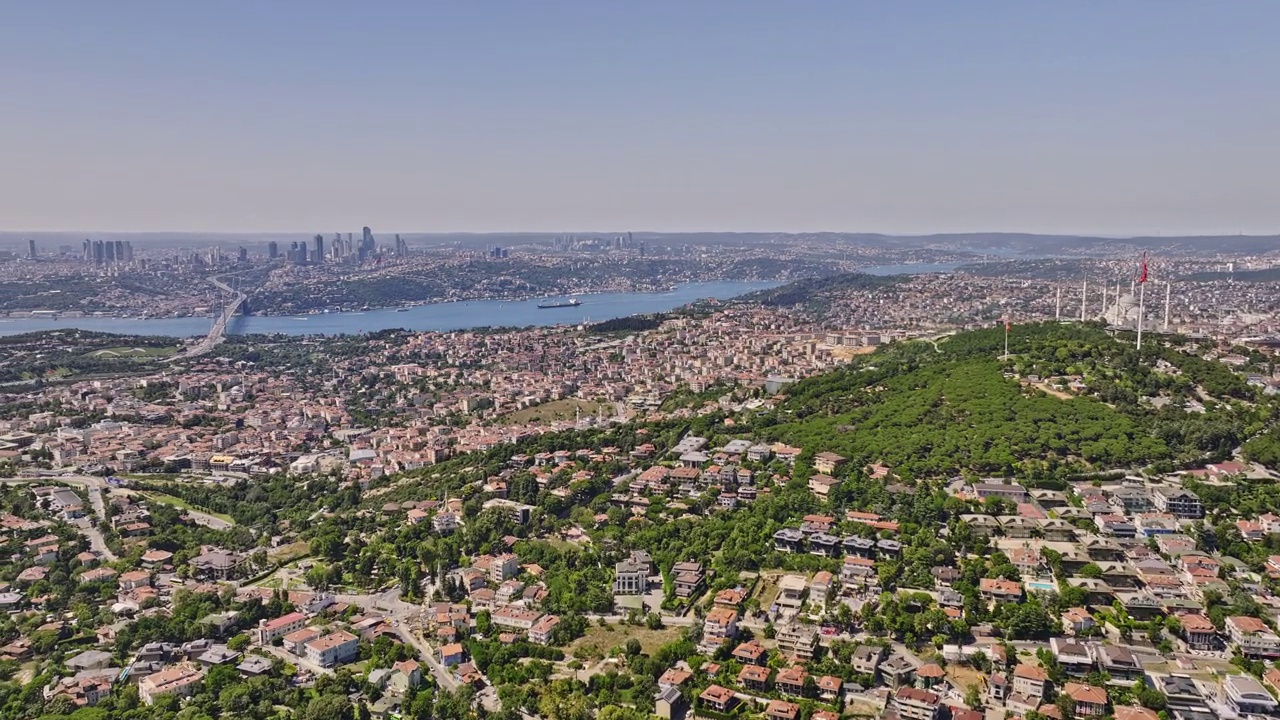 Istanbul Turkey Aerial v74 panoramic view drone flyover küçük çamlıca capturing downtown cityscape, camlica tower and bosphorus strait meets sea of marmara - Shot with Mavic 3 Cine - July 2022视频素材