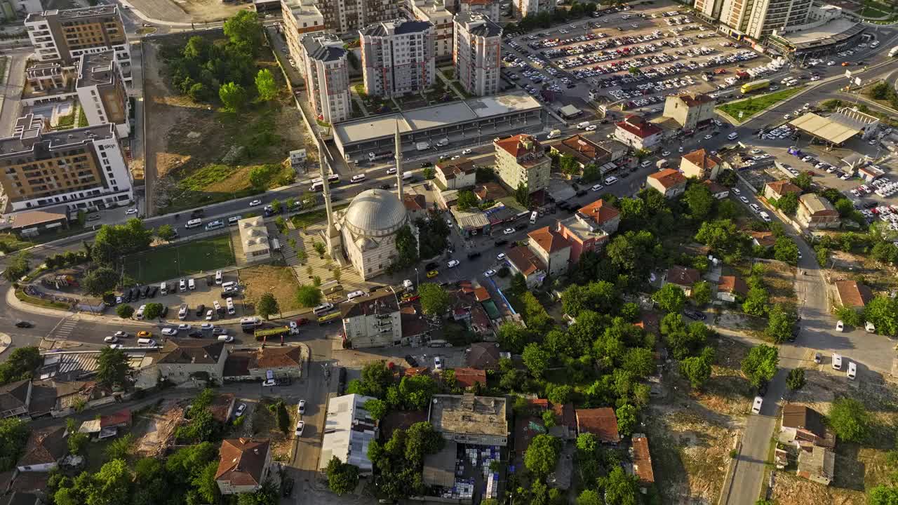 土耳其伊斯坦布尔空中v1电影鸟瞰无人机飞越清真寺，倾斜显示pendik sanayi城市景观和sabiha gokcen国际机场-拍摄与Mavic 3电影- 2022年7月视频素材