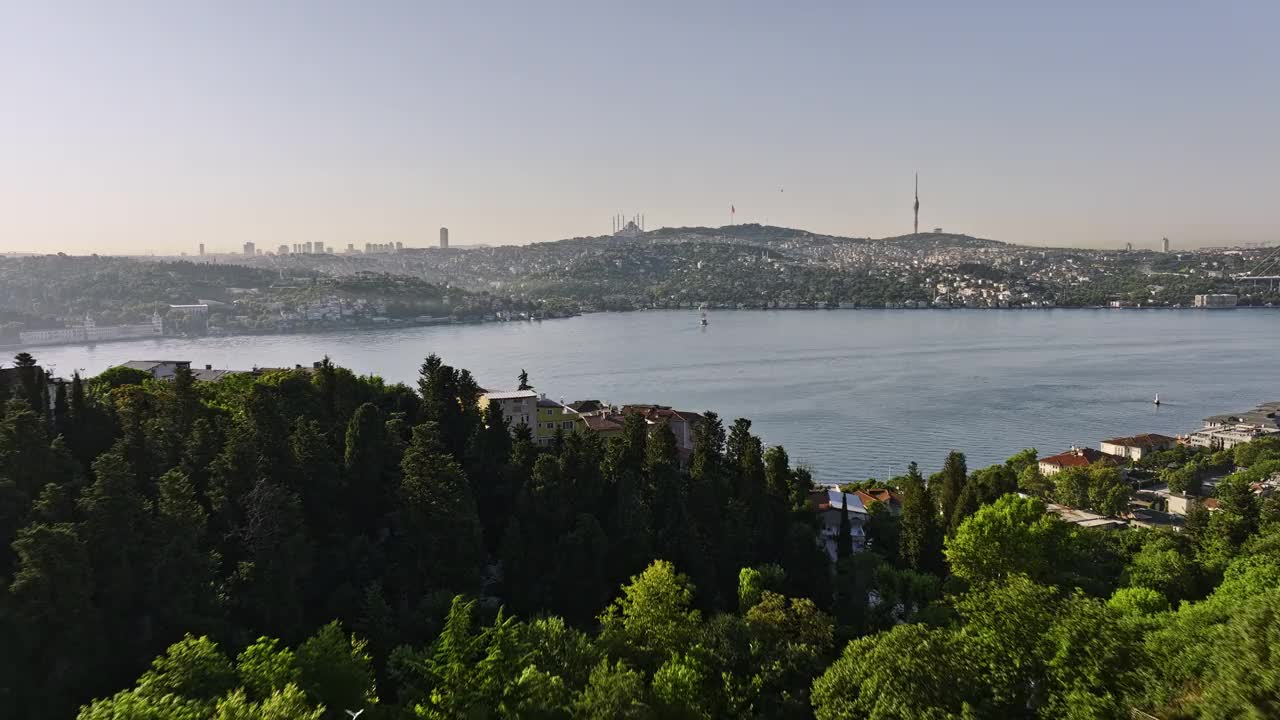 Istanbul Turkey Aerial v51 beautiful morning view of the bosphorus strait, low level drone flyover kuruçeşme neighborhood towards busy martyrs bridge - Shot with Mavic 3 Cine - July 2022视频素材